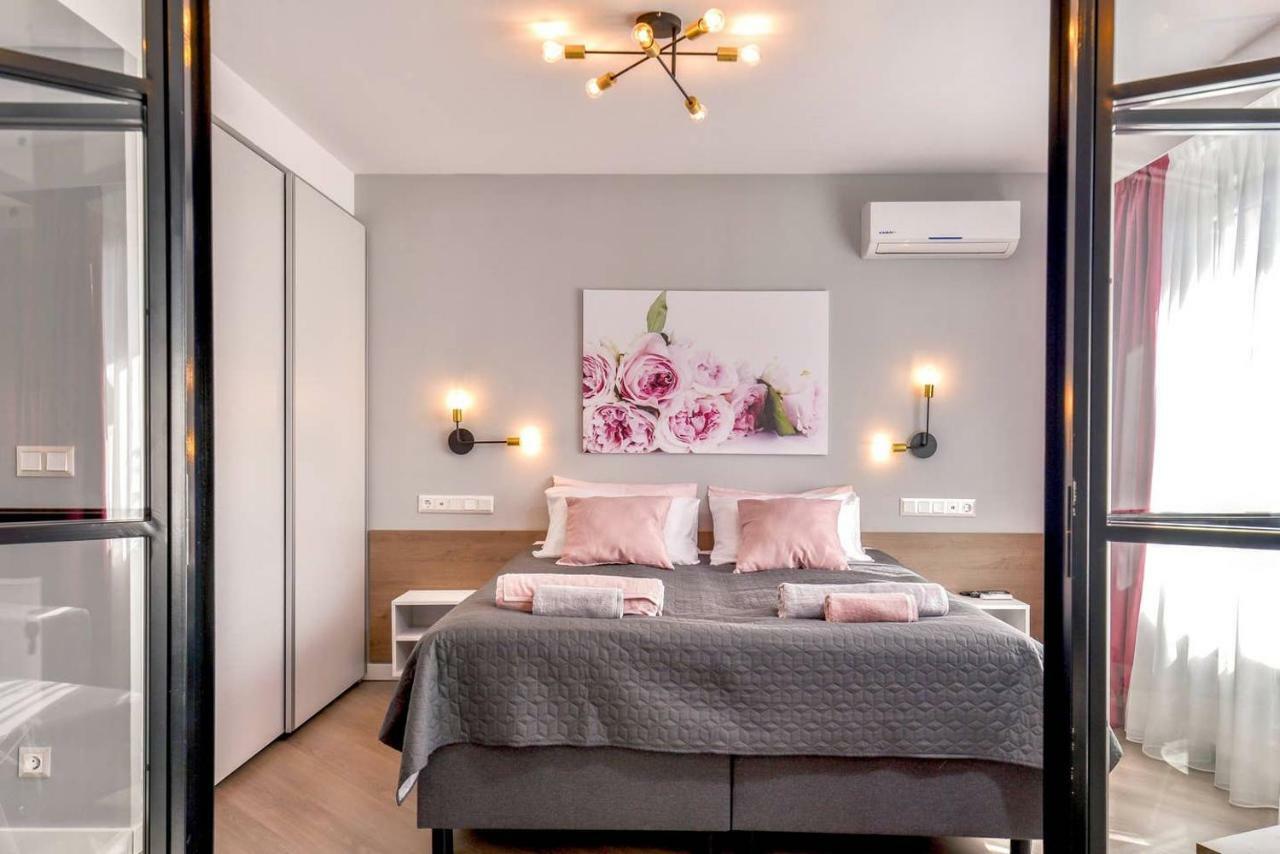 ROSÉ one bedroom designer apartment in city centre Sofia Esterno foto