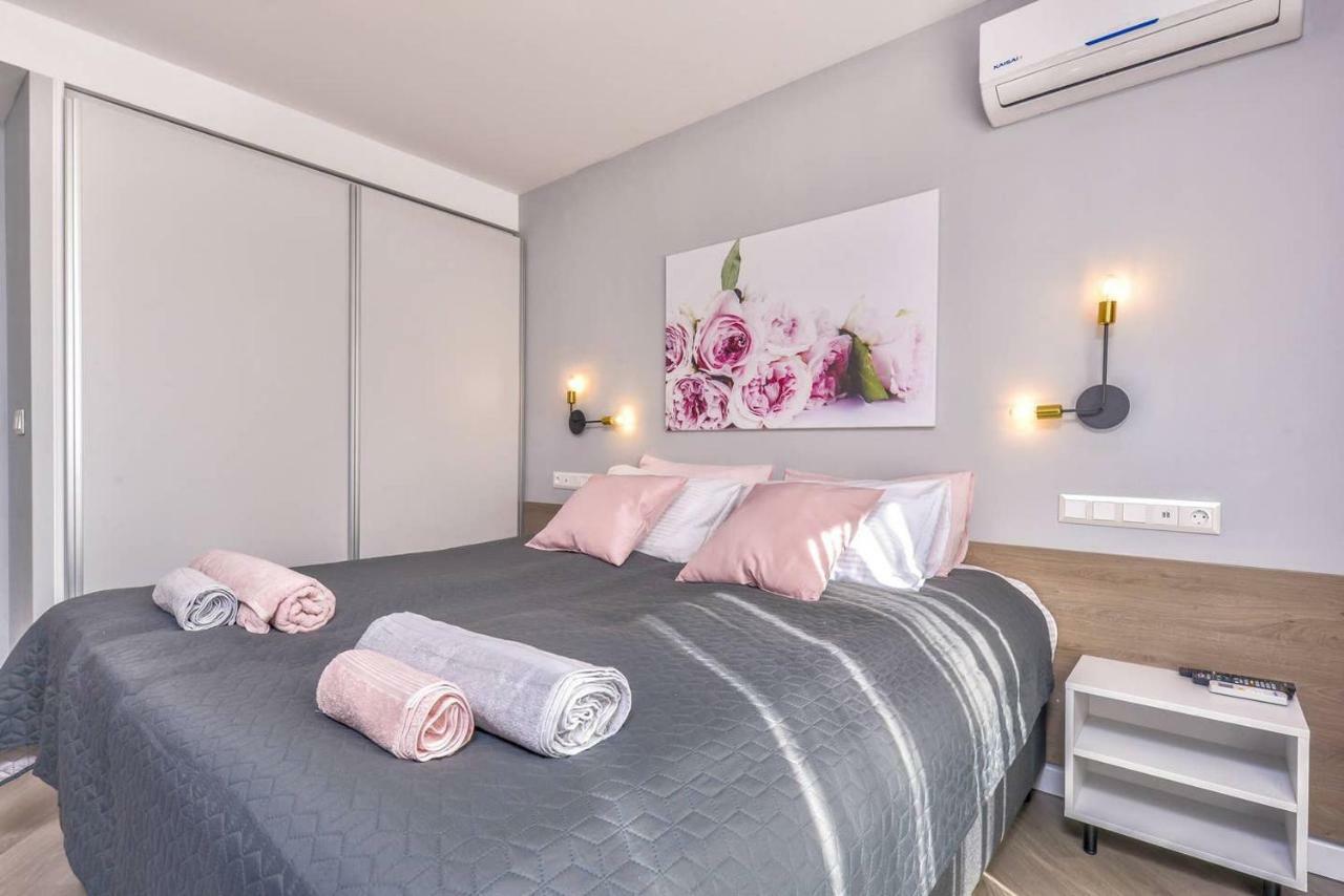 ROSÉ one bedroom designer apartment in city centre Sofia Esterno foto