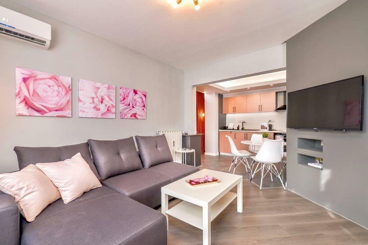 ROSÉ one bedroom designer apartment in city centre Sofia Esterno foto