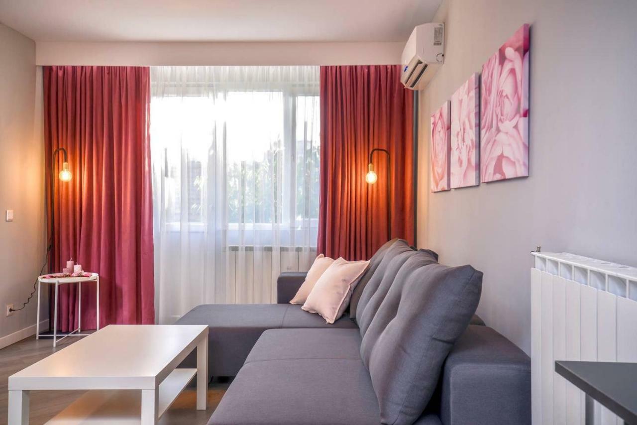 ROSÉ one bedroom designer apartment in city centre Sofia Esterno foto