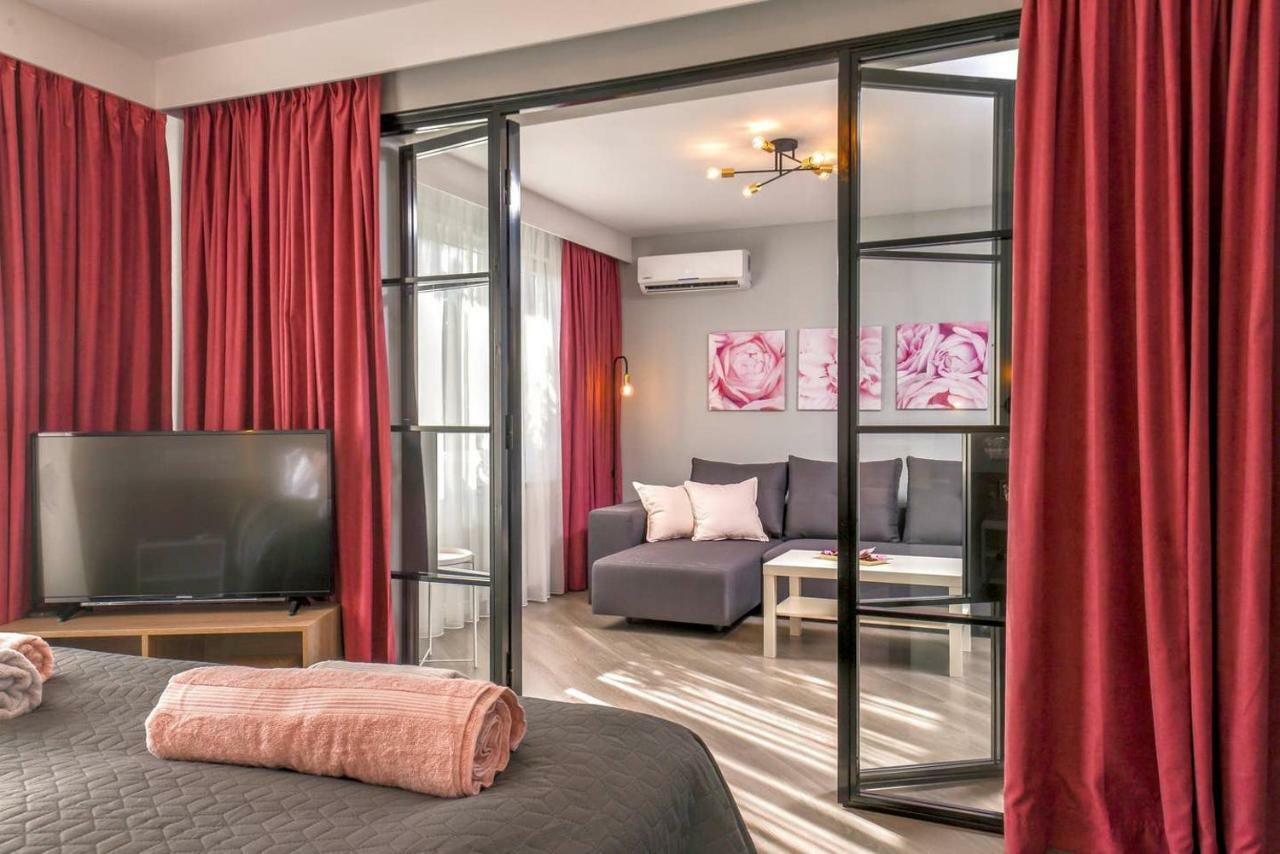 ROSÉ one bedroom designer apartment in city centre Sofia Esterno foto