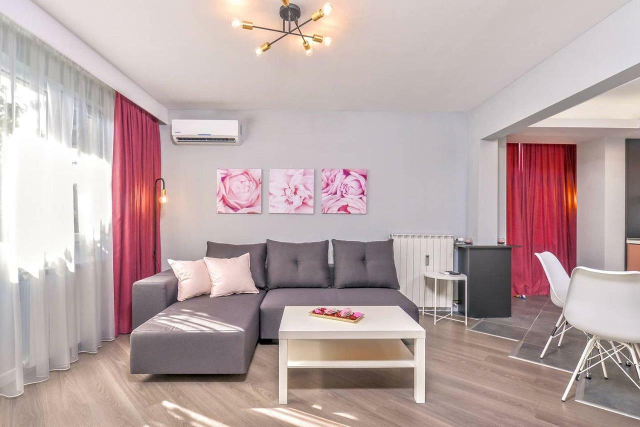 ROSÉ one bedroom designer apartment in city centre Sofia Esterno foto