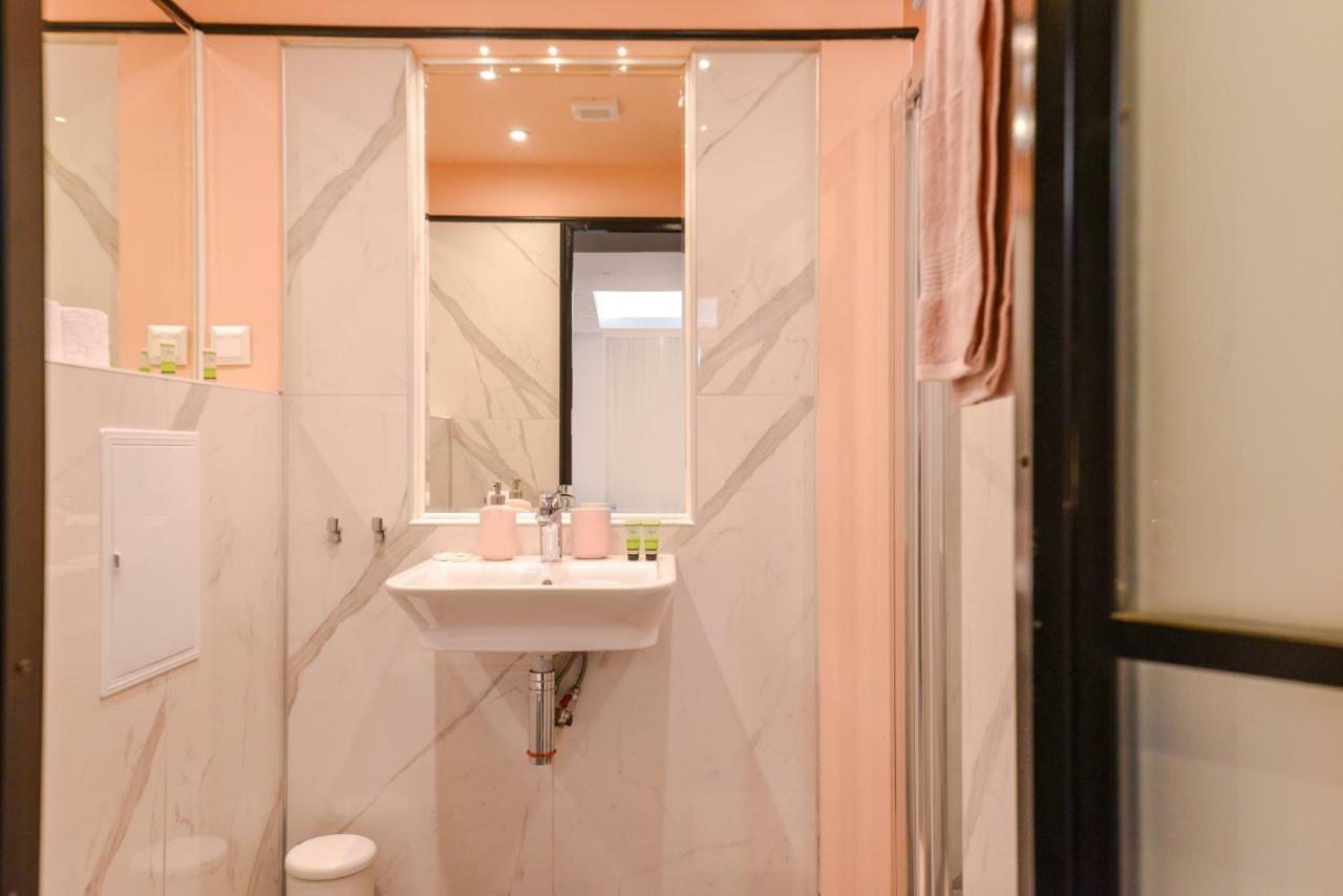 ROSÉ one bedroom designer apartment in city centre Sofia Esterno foto