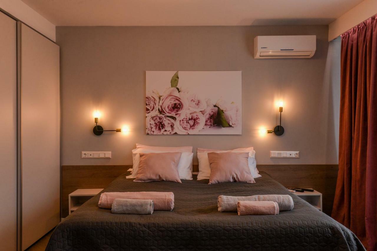 ROSÉ one bedroom designer apartment in city centre Sofia Esterno foto